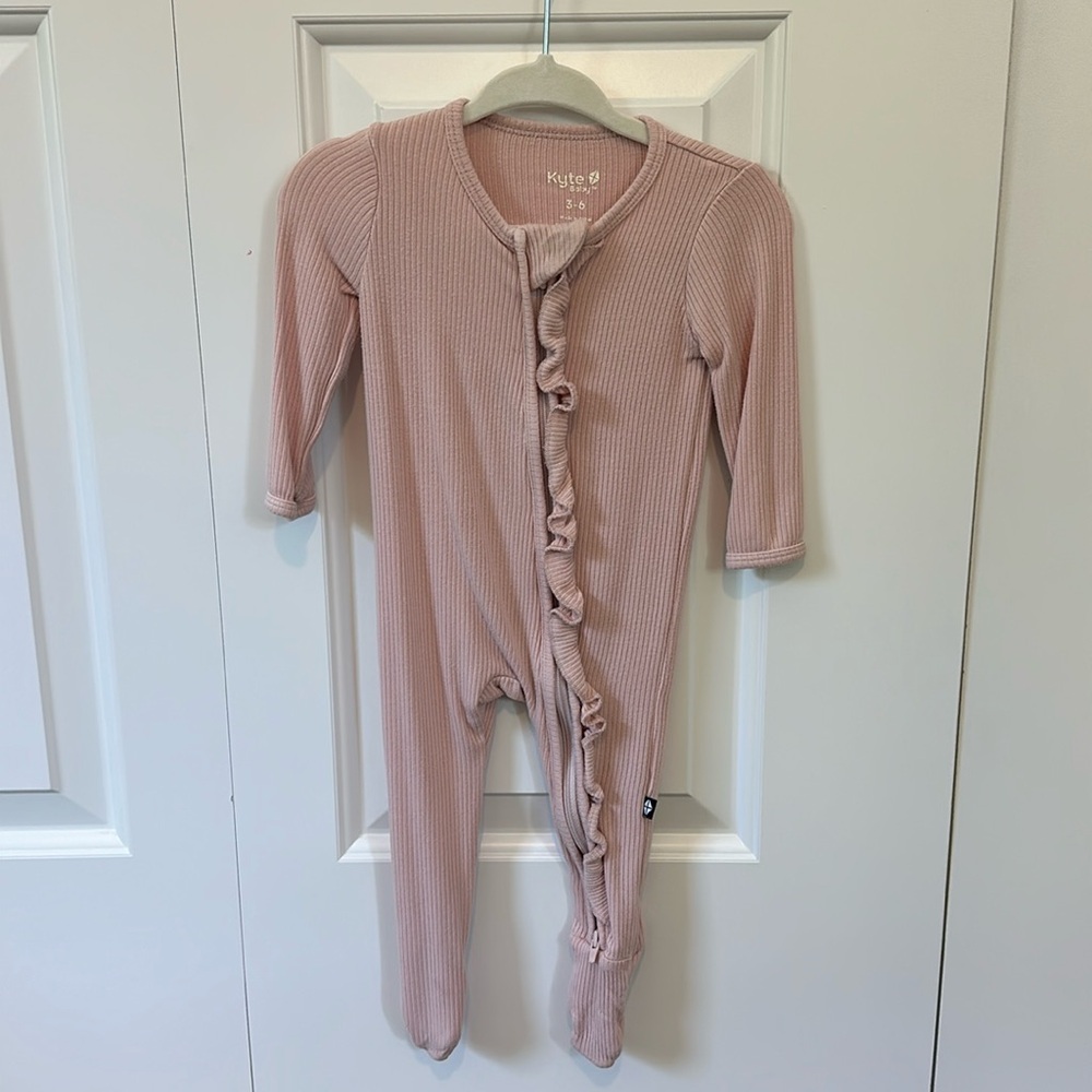 Kyte Baby ribbed ruffle footie